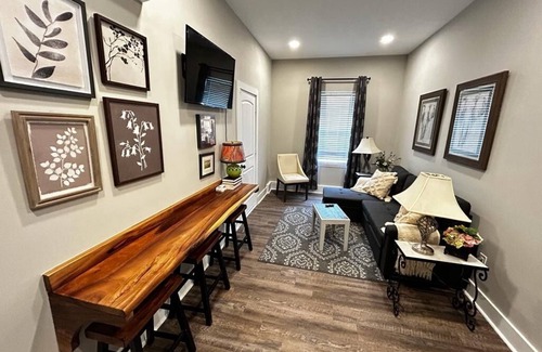 La Vergne Apartamento | Charming and cozy one-bedroom suite with a full kitchen and a free parking spot.