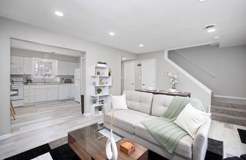 Brookline Station Apartamento | Charming and cozy with a modern flair, 2 BR/ 1.5 BA, townhome apartment