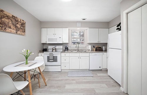 Brookline Station Apartamento | Charming and cozy with a modern flair, 2 BR/ 1.5 BA, townhome apartment