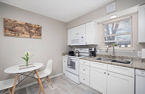 Brookline Station Apartamento | Charming and cozy with a modern flair, 2 BR/ 1.5 BA, townhome apartment