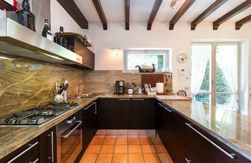 Lesa Villa | Encantadora y tranquila villa con piscina privada.