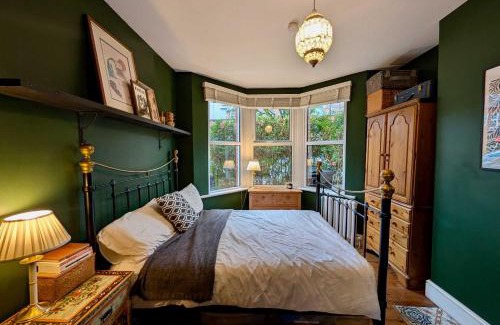 William Morris Casa | Charming and Modern Property With Garden