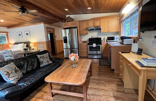 Langley Cabaña | Charming and peaceful 2-bedroom cottage in sleepy Langley, nestled in nature!