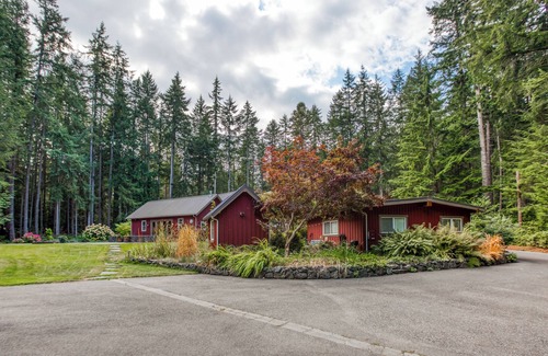 Langley Cabaña | Charming and peaceful 2-bedroom cottage in sleepy Langley, nestled in nature!