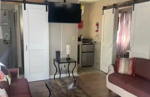 Charleston Cabaña | Charming and quaint 2-bedroom Cottage between Downtown and Folly Beach
