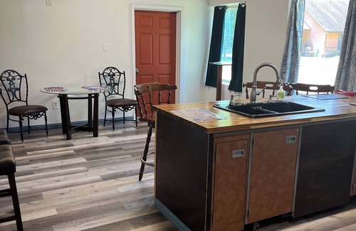 Oakhurst Cama Y Desayuno | Charming and Quiet B&B with 2 bedrooms and Wi-Fi, AC in Quaint Coldspring