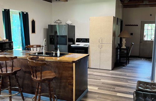 Oakhurst Cama Y Desayuno | Charming and Quiet B&B with 2 bedrooms and Wi-Fi, AC in Quaint Coldspring
