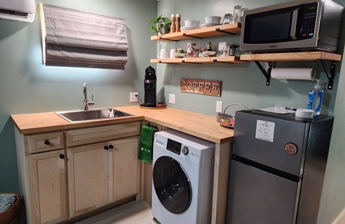 Near South Cabaña | Charming and quiet queen suite hidden in near south neighborhood in Lincoln.