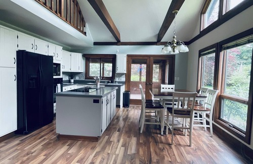 East Leroy Casa | Charming and Quiet House in Battle Creek
