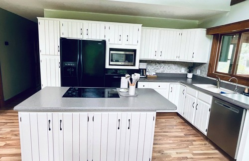 East Leroy Casa | Charming and Quiet House in Battle Creek