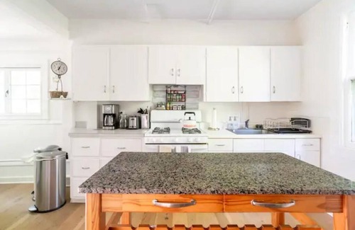 West Cornwall Casa | Charming and Relaxing 4br Farmhouse for Group Getaway