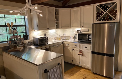 Eureka Springs Cabina | Charming and Secluded Mountain Cabin for Couples near Eureka Springs