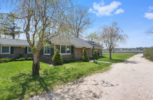 Quogue Cabaña | Charming and Serene Waterfront 2-bedroom Cottage in Quogue