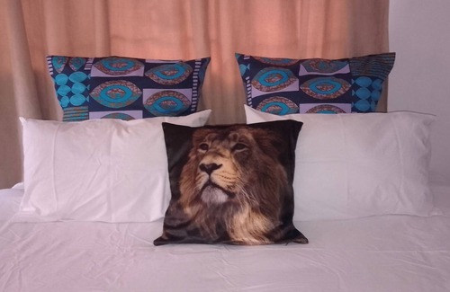 Zimbabwe Cama Y Desayuno | Charming and Serene Retreat: The Stonehouse - Your Perfect Getaway!