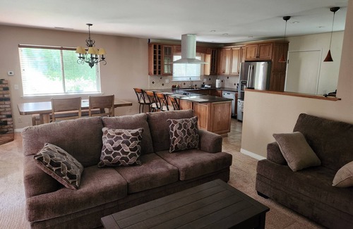 Bishop Casa | Charming and spacious 3-bedroom vacation home in delightful Bishop
