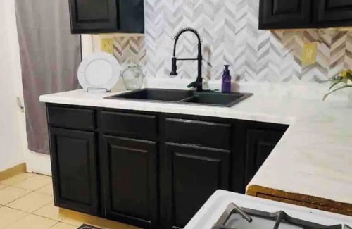 Gary Casa | Charming and spacious 3-bedroom townhome with WiFi and amenities in Gary