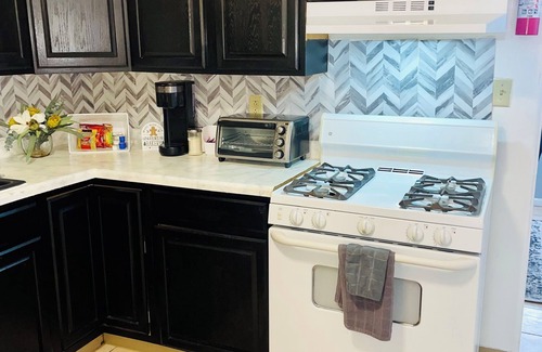 Gary Casa | Charming and spacious 3-bedroom townhome with WiFi and amenities in Gary