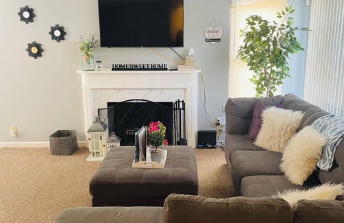 Gary Casa | Charming and spacious 3-bedroom townhome with WiFi and amenities in Gary