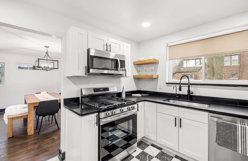 Jefferson Chalmers Casa | Charming and well appointed Detroit rental home with sophisticated interiors!