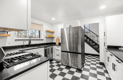 Jefferson Chalmers Casa | Charming and well appointed Detroit rental home with sophisticated interiors!