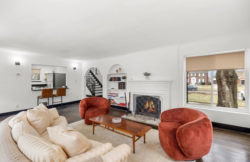 Jefferson Chalmers Casa | Charming and well appointed Detroit rental home with sophisticated interiors!