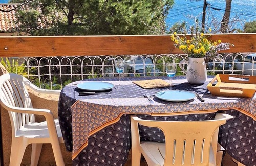 Ensues-la-Redonne Apartamento | Charming apartment in seaside villa