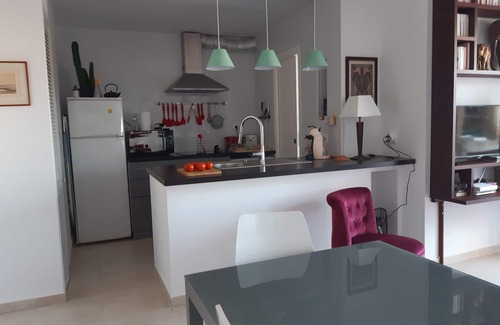Costa Dorada Apartamento | Encantador apartamento con gran terraza y vista al puerto.