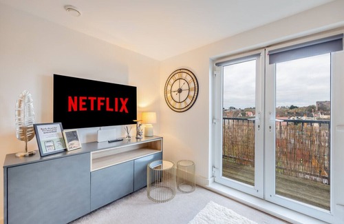 Fenny Stratford Casa | Charming Apartment Balcony Parking Fast Wifi Smart TV