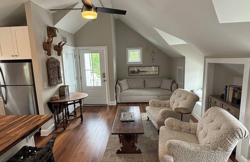 Old Village Apartamento | Charming Apartment in walkable Old Village neighborhood