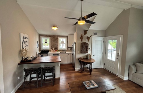 Old Village Apartamento | Charming Apartment in walkable Old Village neighborhood