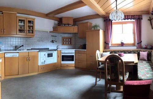 Goldegg Apartamento | Apartamento con encanto en Goldegg, Austria: vistas a la montaña y entrada privada.