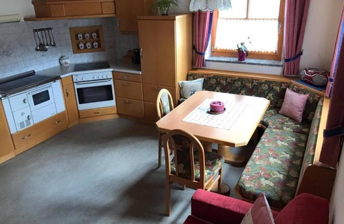 Goldegg Apartamento | Apartamento con encanto en Goldegg, Austria: vistas a la montaña y entrada privada.