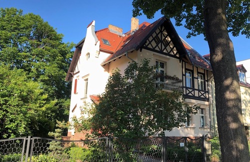 Niederschoenhausen Villa | Encantador apartamento en la mansión estilo Tudor (a sólo 15 minutos de Prenzlauer Berg)