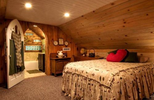 Topton Casa | Charming Appalachian Mountain Cabin for Glamping near the Nantahala River