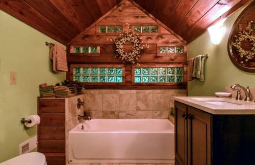 Topton Casa | Charming Appalachian Mountain Cabin for Glamping near the Nantahala River