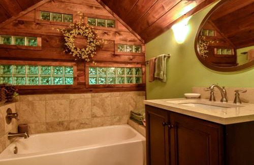 Topton Casa | Charming Appalachian Mountain Cabin for Glamping near the Nantahala River