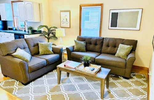 Libertyville Apartamento | Charming apt in DT Libertyville - Near Naval Base