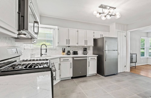 Dallas Casa | Charming Arboretum Main House - Stylish 3-Bedroom Sanctuary