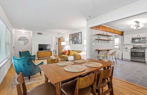 Dallas Casa | Charming Arboretum Main House - Stylish 3-Bedroom Sanctuary