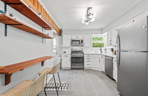 Dallas Casa | Charming Arboretum Main House - Stylish 3-Bedroom Sanctuary