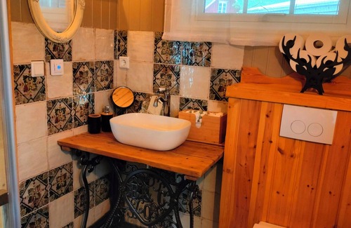 Arjang Cama Y Desayuno | Charming B&B mixed farm with an unique, cozy cottages with a fantastic view.
