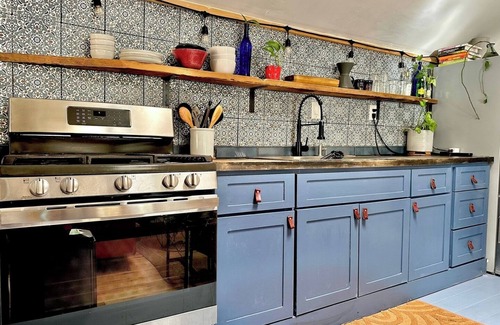 Govalle Cabaña | Charming Back House . Free Bikes . Tesla Charger