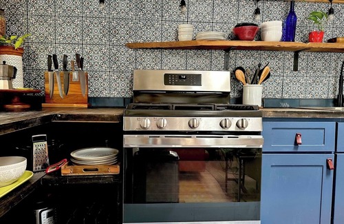 Govalle Cabaña | Charming Back House . Free Bikes . Tesla Charger