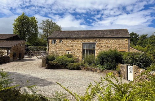 Hope Valley Casa | Charming Barn in Hope Valley - The Heart of the Peak District. Sleeps 7