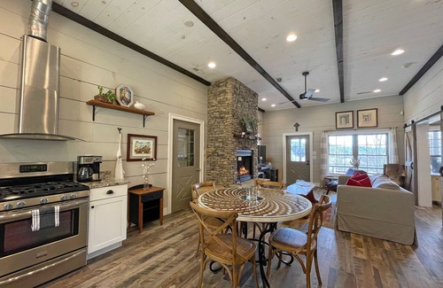 Cullowhee Casa | Charming Barndominium - 5 minutes from lake access and hiking trail - PAZ Place