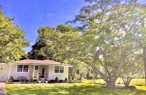 Raceland Casa | Charming bayou-side cottage perfect for a Cajun Country retreat