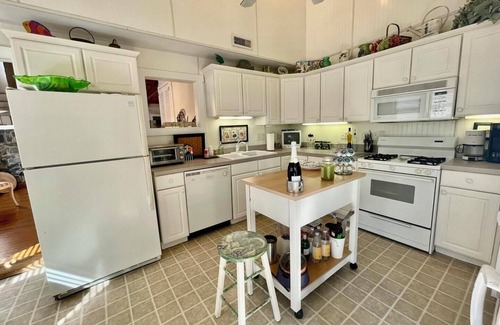 Dewey Beach Cabaña | Charming Bayside Cottage in Dewey Beach: Relaxing Decks, Porches & Private Rooms