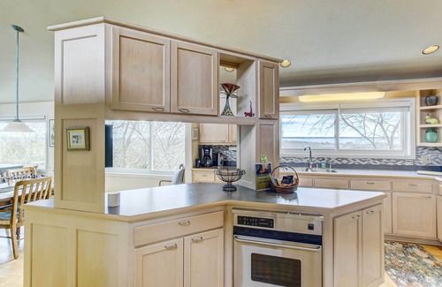 Morrison Casa | Charming ‘Bayview Art House’ with Deck & Grill!