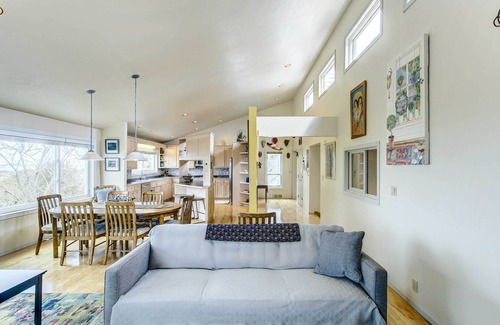 Morrison Casa | Charming ‘Bayview Art House’ with Deck & Grill!