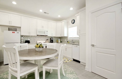 Atlantic Beach Apartamento | Charming beachfront apartment w/ beach access, pool central AC, & washer/dryer